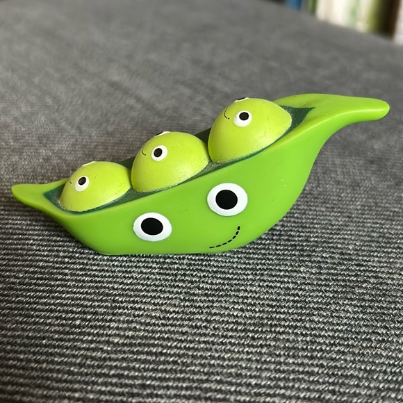 kidrobot Other - Peas in a pod figurine